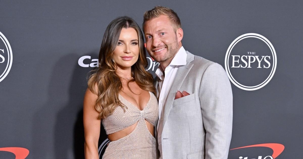 El entrenador de Los Angeles Rams, Sean McVay, espera su primer hijo con su esposa Veronika Khomyn