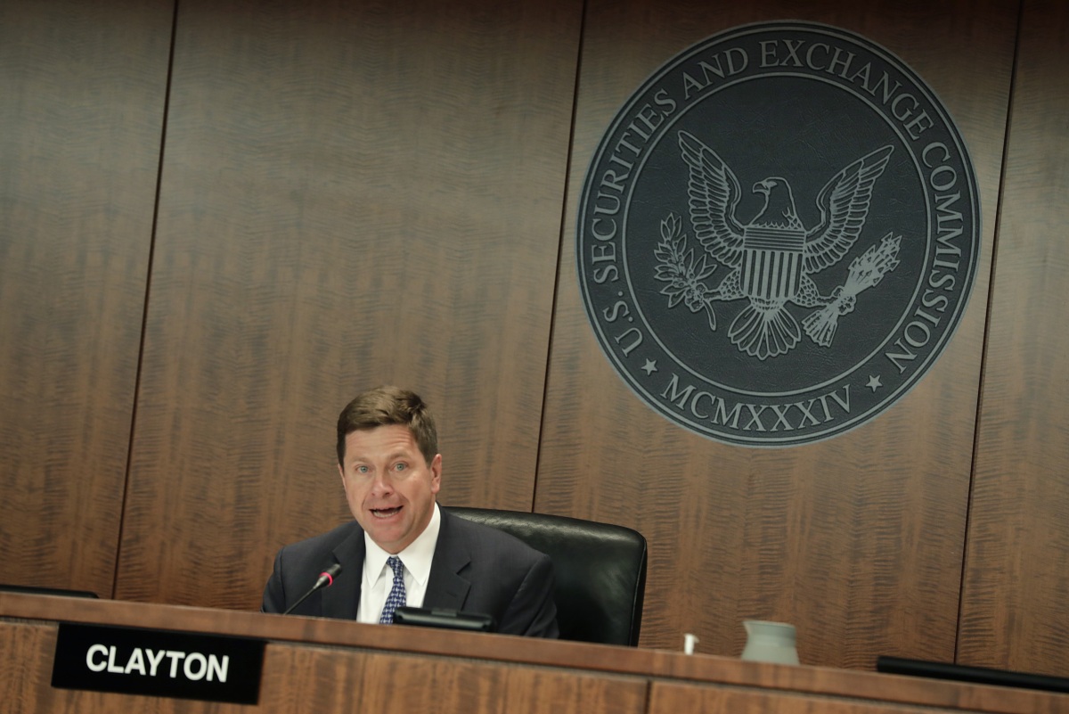 El ex presidente de la SEC, Jay Clayton, siente que la “gran mayoría” de los tokens criptográficos son valores