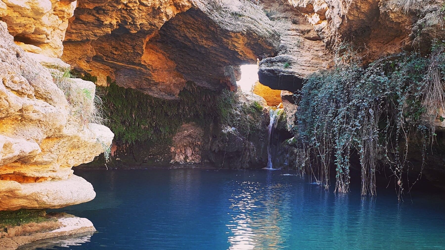 El impresionante paraje escondido en España con aguas turquesas y cascadas