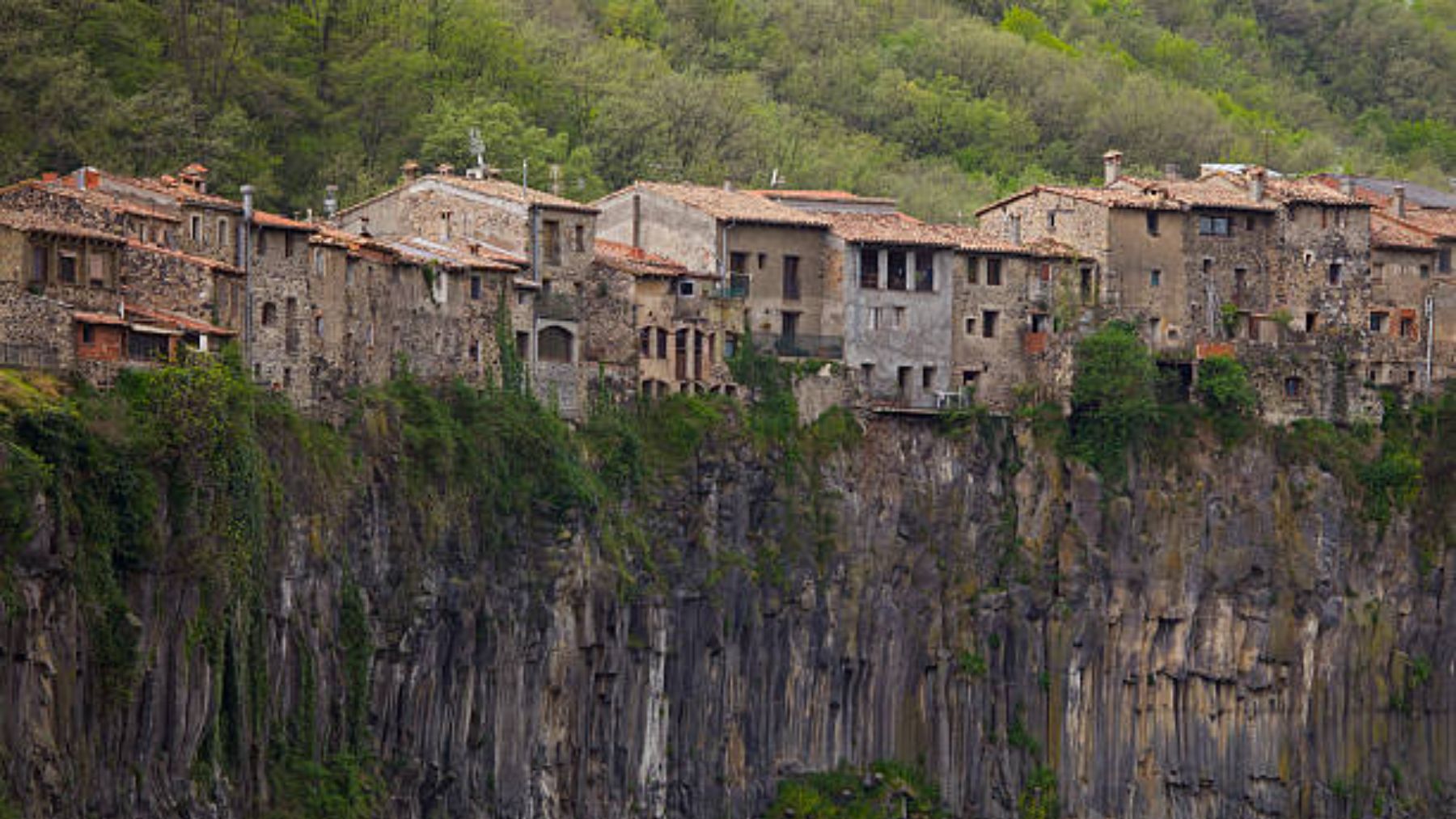 El impresionante pueblo de España que está sobre un acantilado: tienes que visitarlo