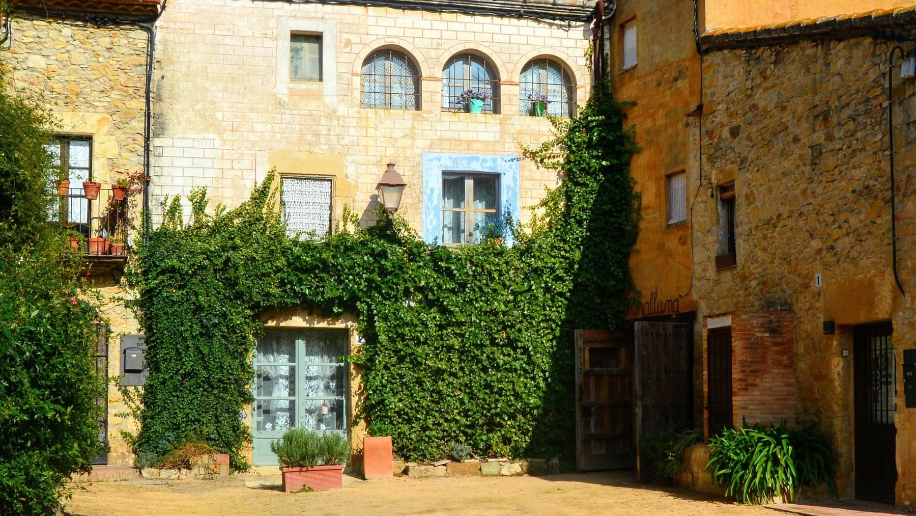 El impresionante pueblo de España que parece sacado de un cuento de Disney