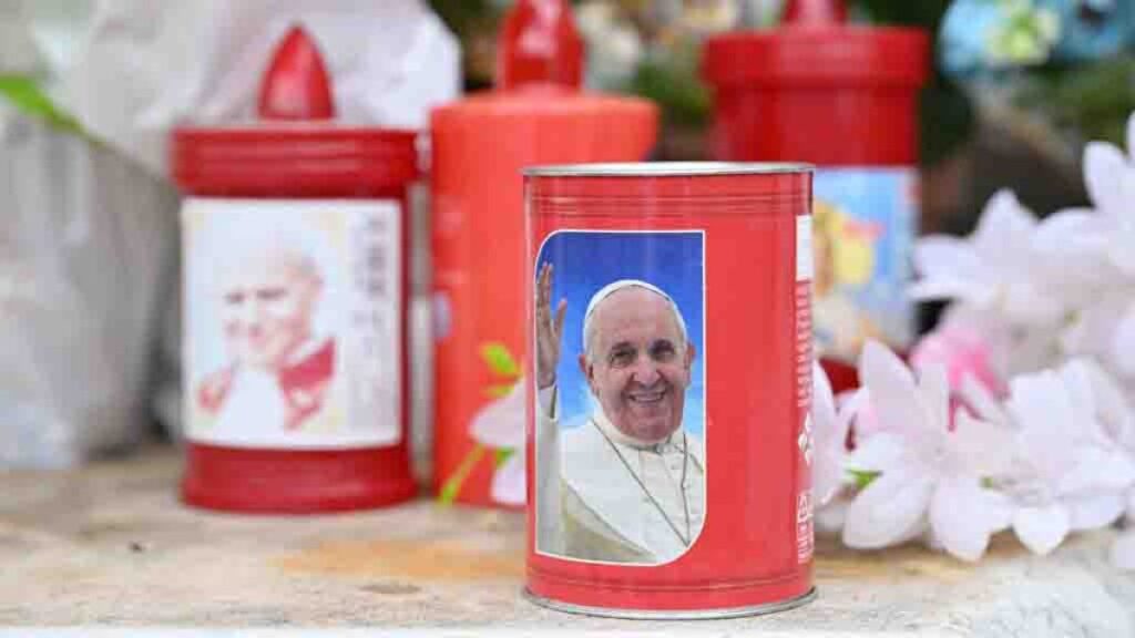 El papa Francisco sigue misa en televisión desde el hospital y almuerza con el personal médico