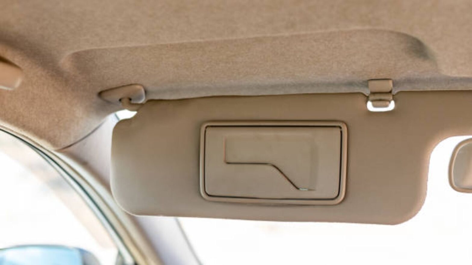 El parasol de tu coche tiene una función secreta y es completamente alucinante