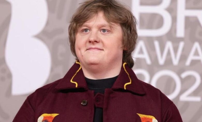 El síndrome de Tourette obliga a Lewis Capaldi a retirarse temporalmente de los escenarios