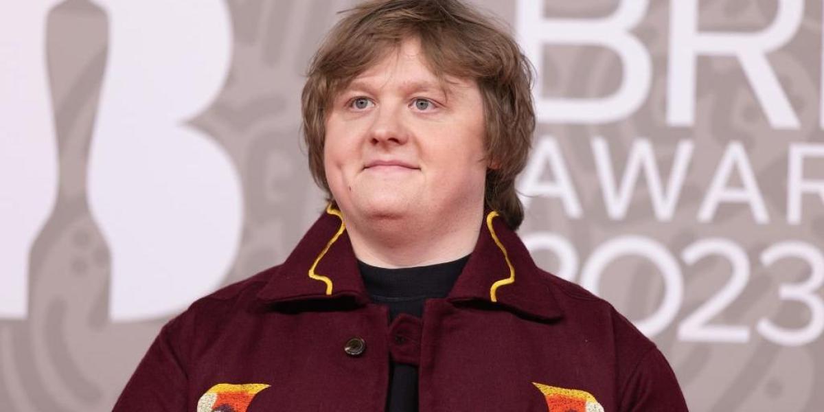 El síndrome de Tourette obliga a Lewis Capaldi a retirarse temporalmente de los escenarios