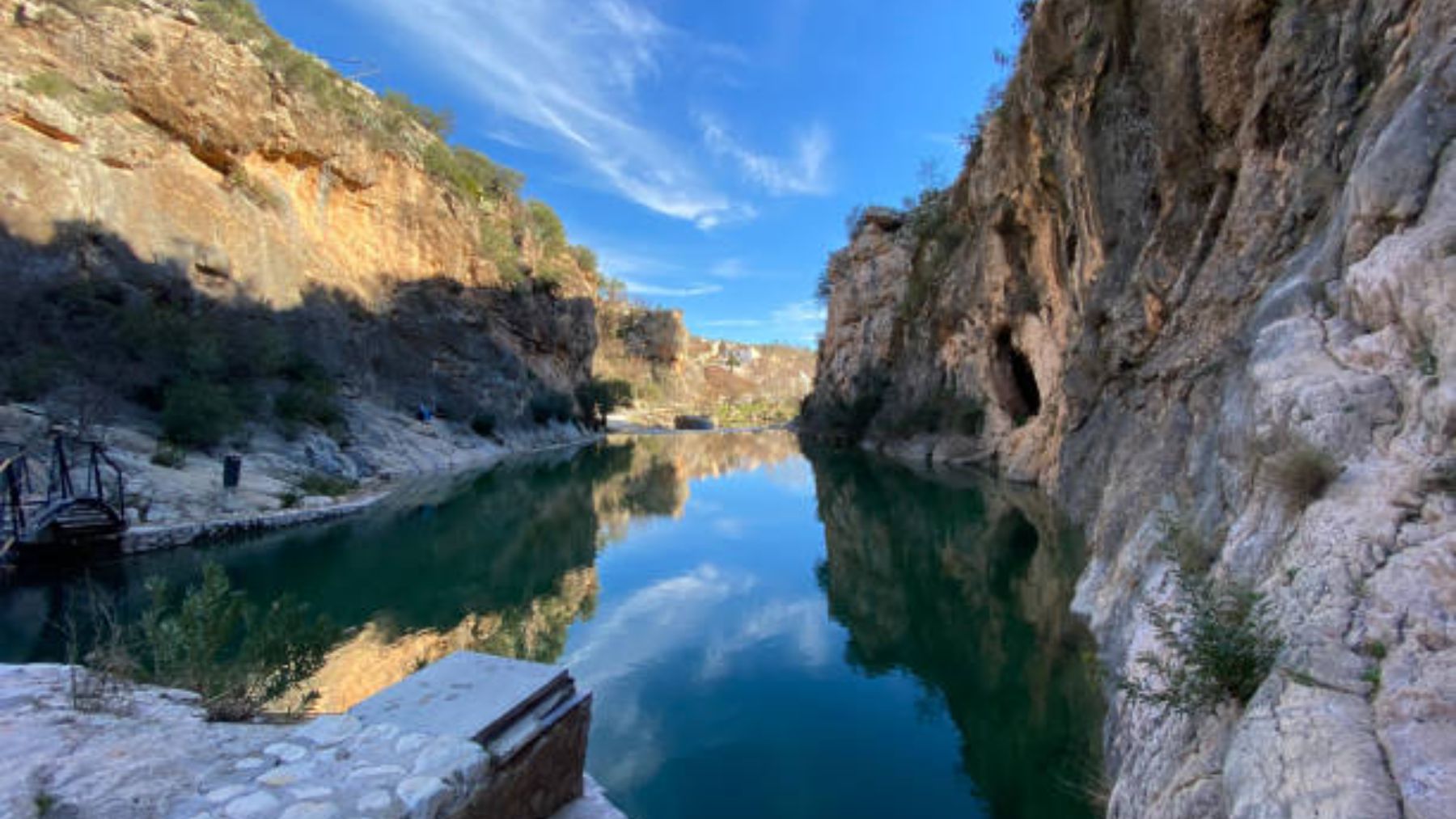El templo natural con aguas cristalinas escondido en España: es el paraíso