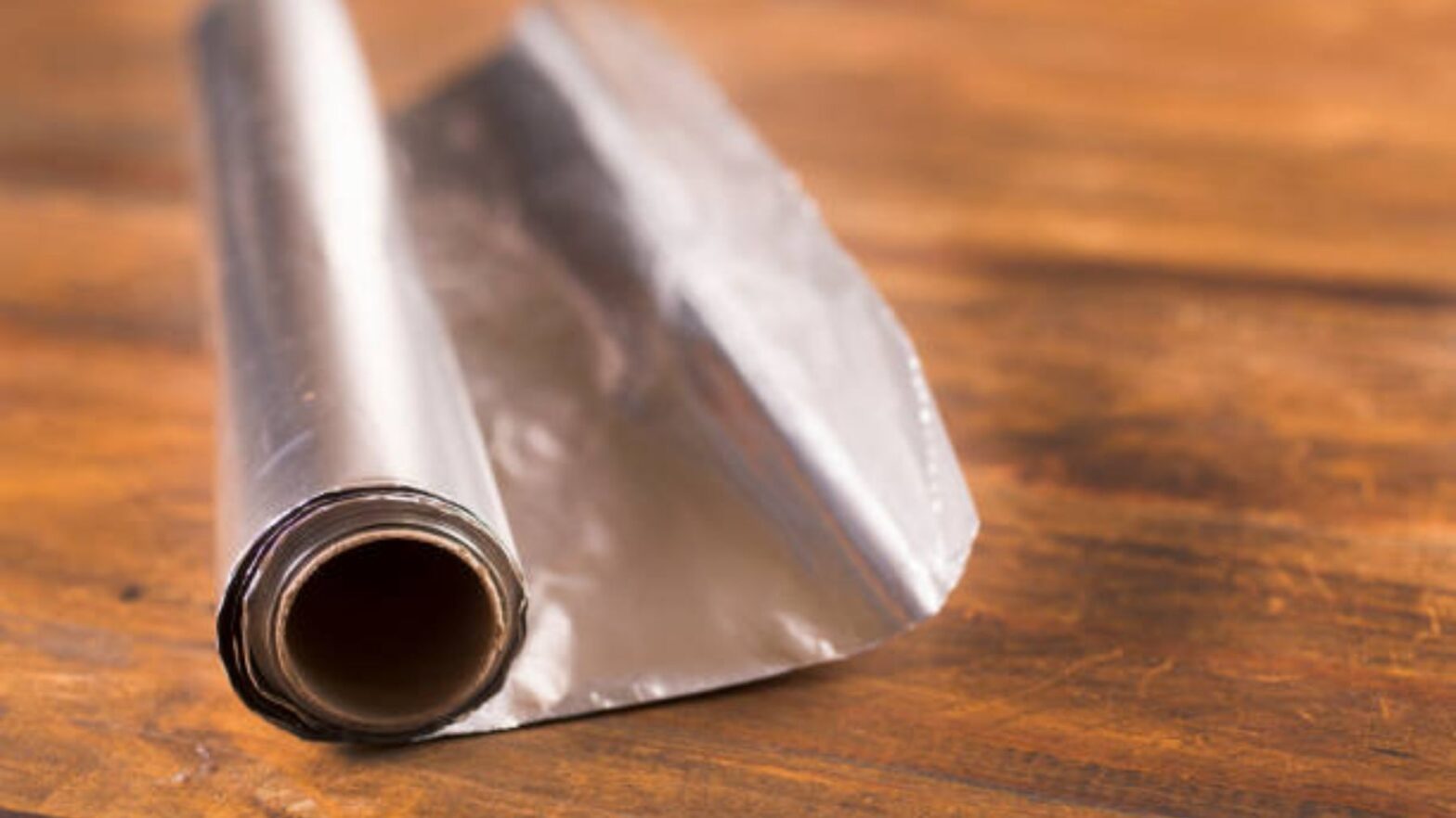 El truco de la bola de papel albal en las sartenes: no esperes a probarlo