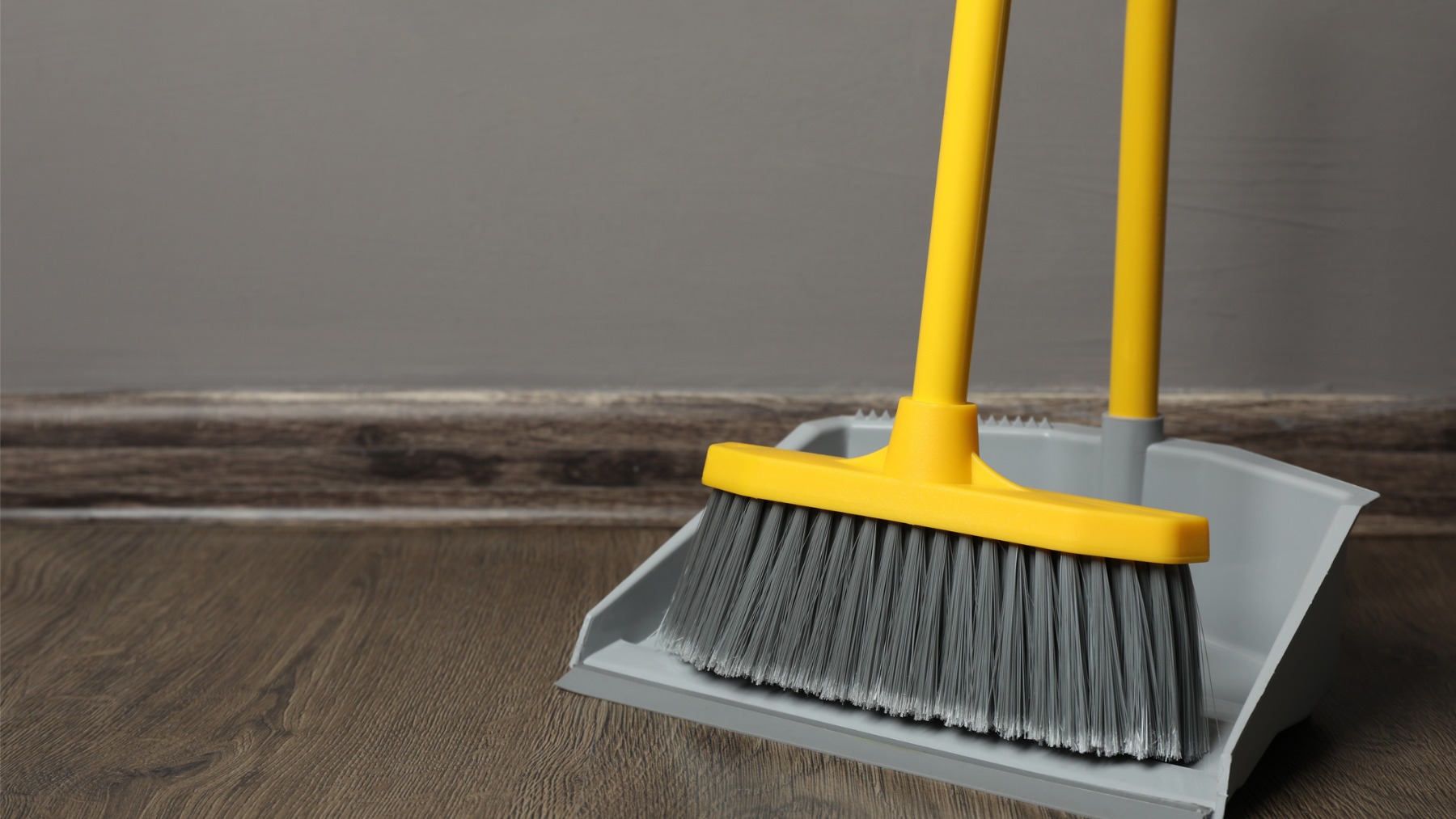 El truco de poner una bolsa en la escoba ¿Para qué sirve?