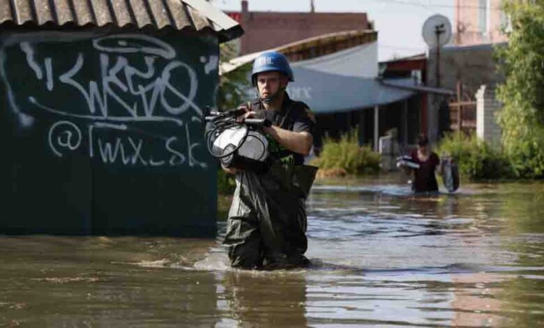 Empeoran las inundaciones en el sur de Ucrania tras el derrumbe de la represa