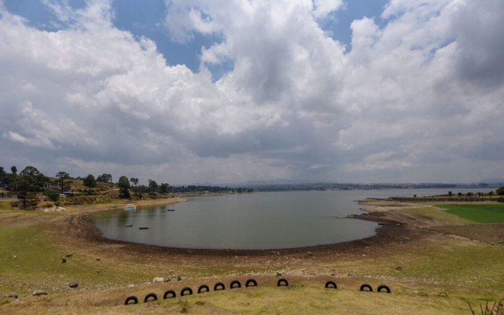 En medio de ola de calor, agua en presas de México cae a niveles históricos