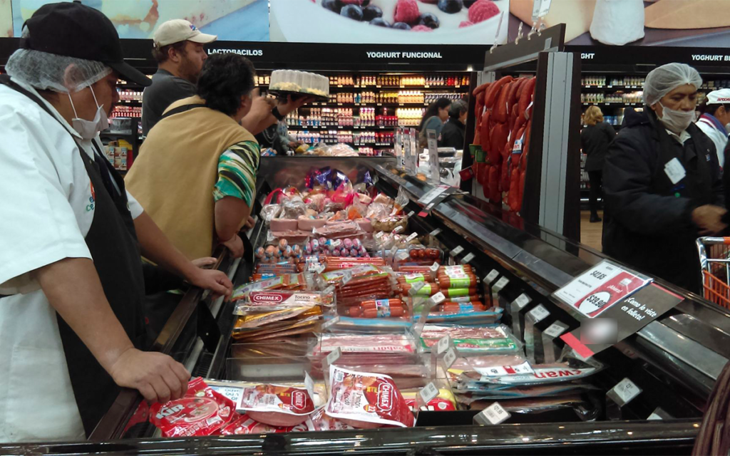 Enferman al día 1.6 millones por comida contaminada; 40 % son niños