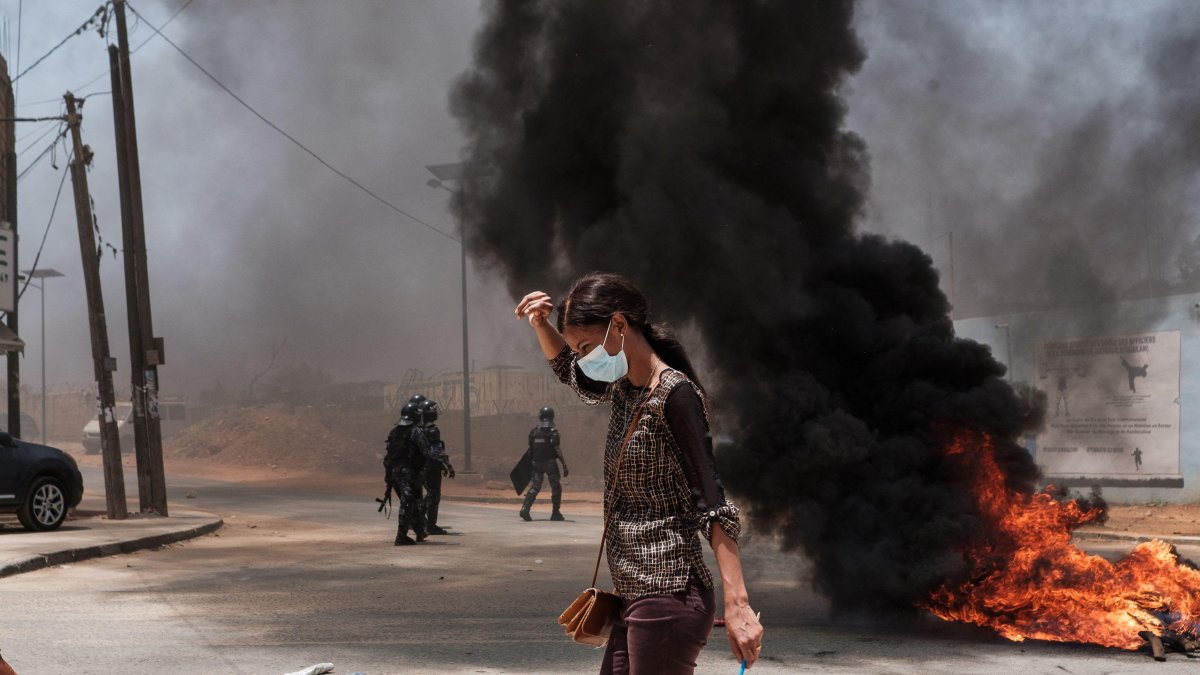 Enfrentamientos dejan al menos 9 muertos en Senegal; gobierno prohíbe el uso de redes sociales