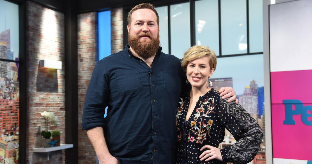 Erin Napier de HGTV comparte una foto adorable de sus hijas compartiendo un dulce momento de hermana