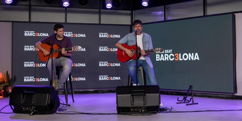 Estopa actúa por sorpresa en el tercer aniversario de Casa Seat