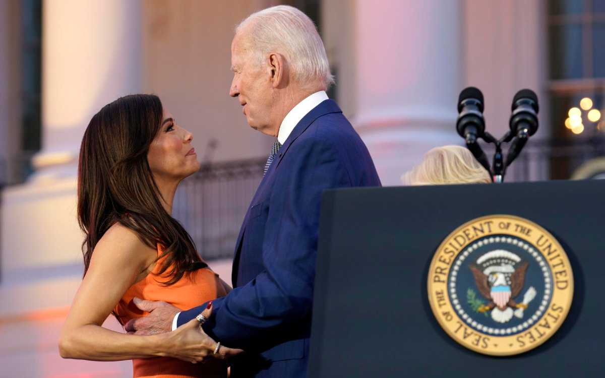 Eva Longoria presenta a Biden la película del sabor Flamin’ Hot