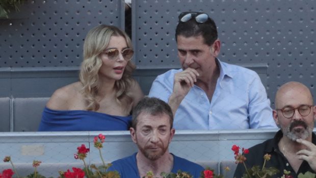 Fernando Hierro y Fani Stipkovic en un partido de tenis. / Gtres