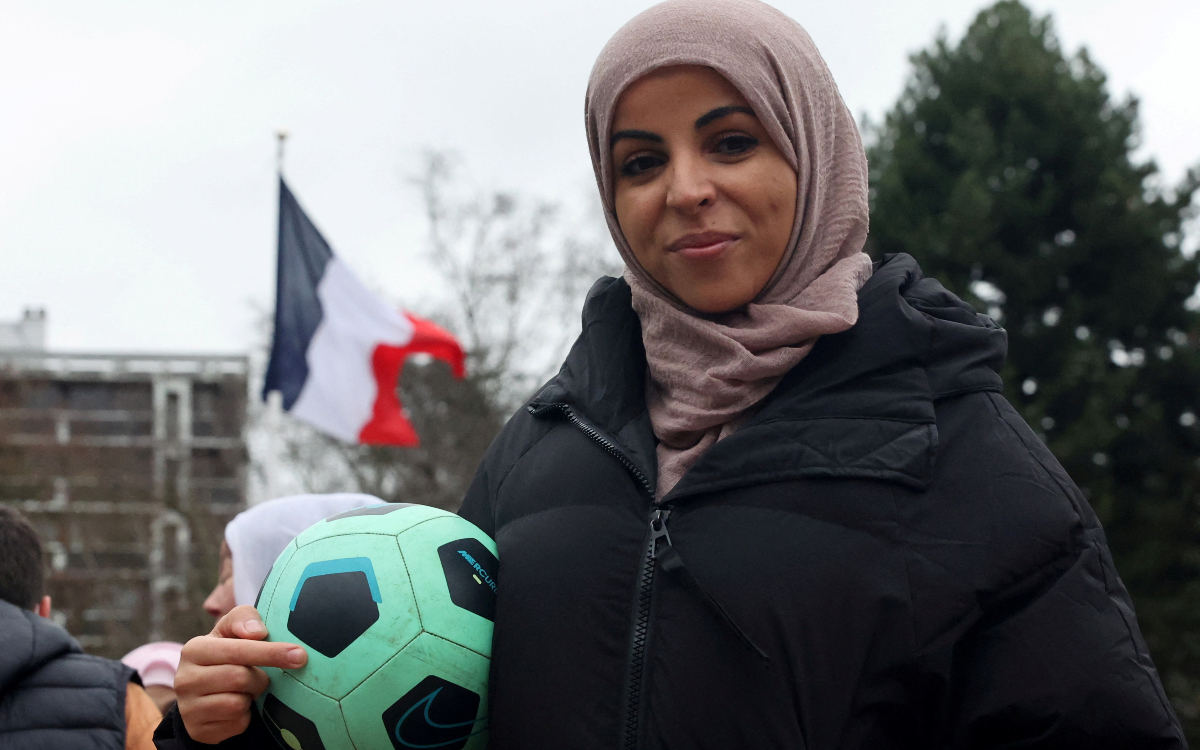 Francia prohíbe uso del velo islámico en el futbol