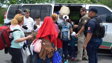 Frustran el sueño americano de 130 migrantes que viajaban hacinados en un camión
