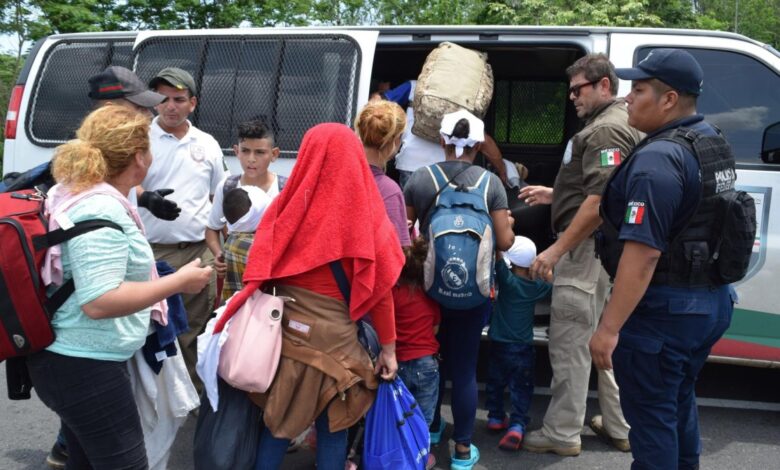 Frustran el sueño americano de 130 migrantes que viajaban hacinados en un camión