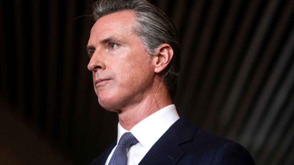 Gavin Newsom propone enmienda para el control de armas