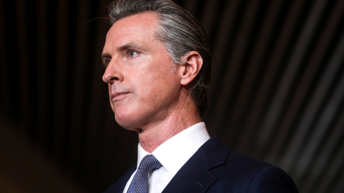 Gavin Newsom propone enmienda para el control de armas