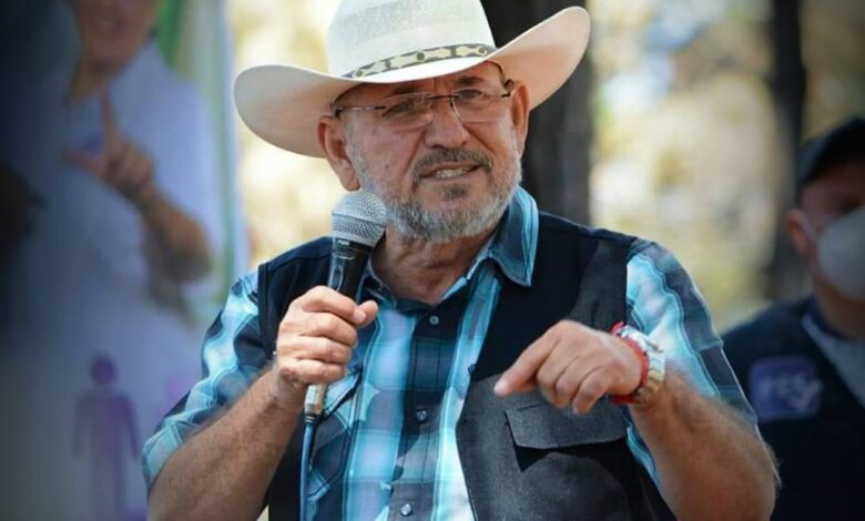 Hipólito Mora rechazó salir de La Ruana, dice secretario de Gobierno