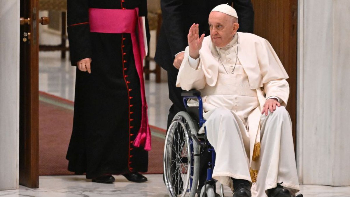 Hospitalizan de nuevo al papa Francisco, será operado por un intenso dolor abdominal
