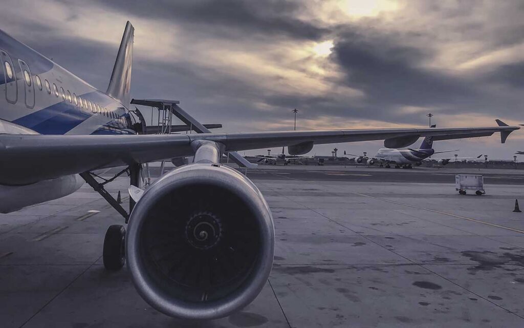 Investigan muerte de trabajador succionado por motor de avión en Texas