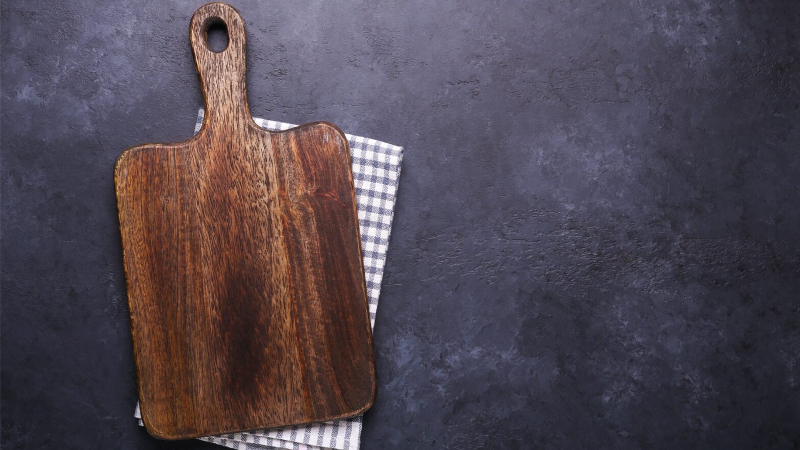 Jamás hubieras pensado que el agujero de la tabla de cortar sirve para esto: increíble