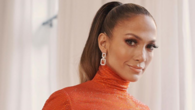 Jennifer Lopez presume de cuerpazo con este apretado bañador amarillo