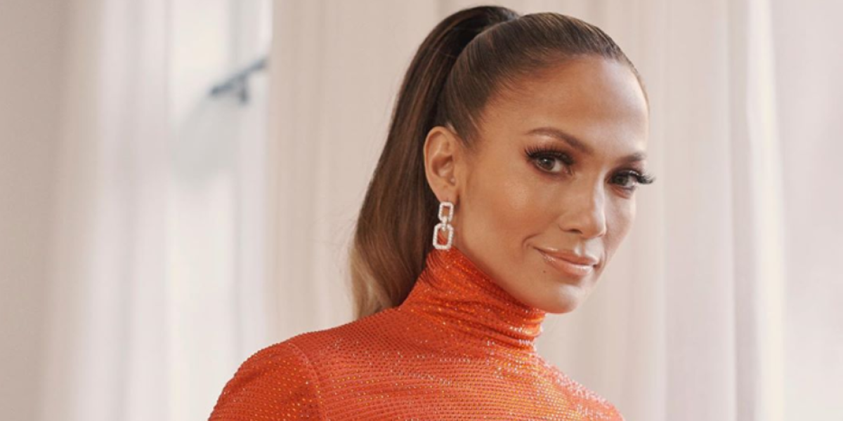 Jennifer Lopez presume de cuerpazo con este apretado bañador amarillo