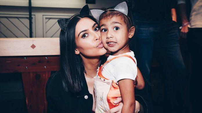 Kim Kardashian le da a North una mirada asesina después de atraparla tratando de beber el champán de Khloe