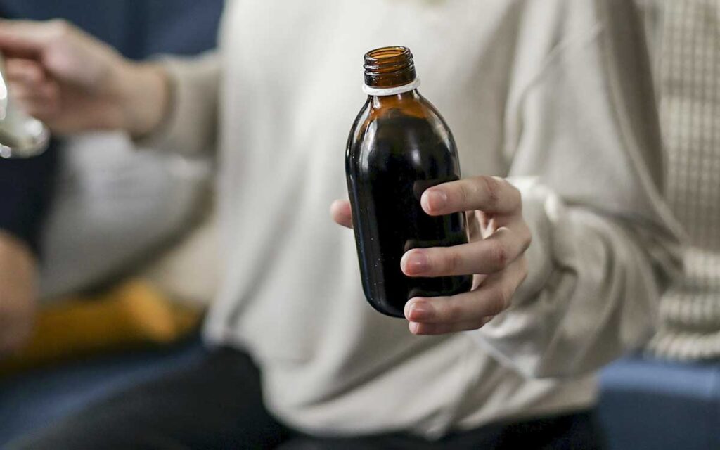 La OMS identifica más de 20 jarabes vinculados a muerte de 300 niños