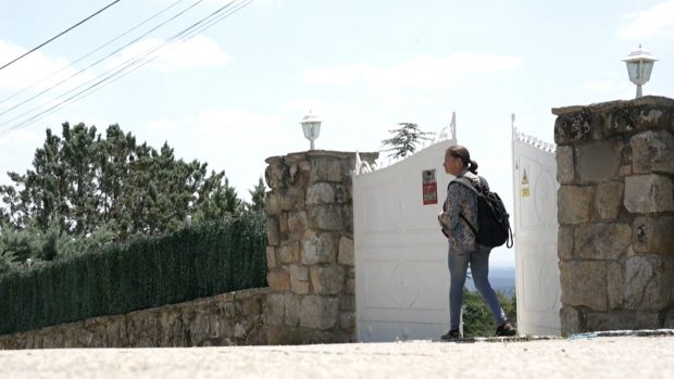 Lourdes Ornelas en los alrededores de la casa de Camilo Blanes. / Telecinco