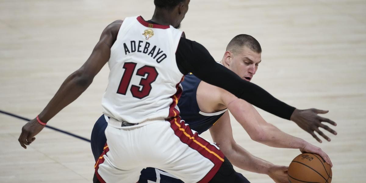 La asistencia de Jokic como si tirara una piedra