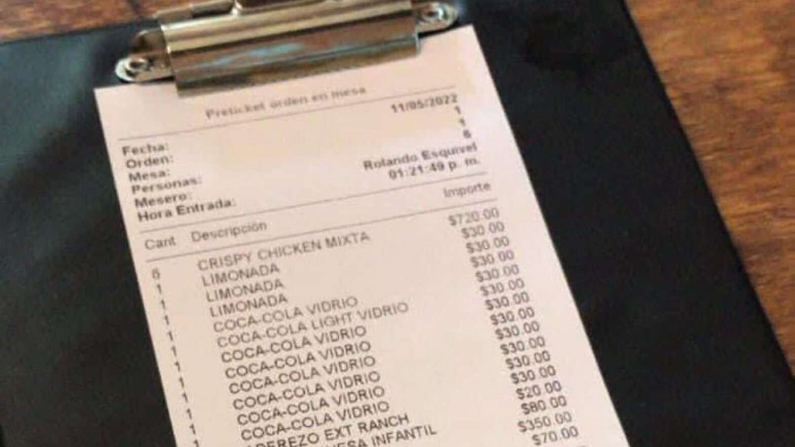 Lo que pone en el ticket de un restaurante arma un lío monumental: “Miserable”