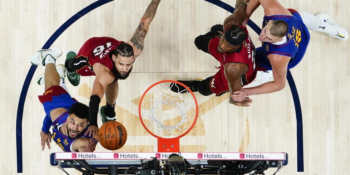 Los Nuggets asfixian a los Heat al son de Jokic y Murray