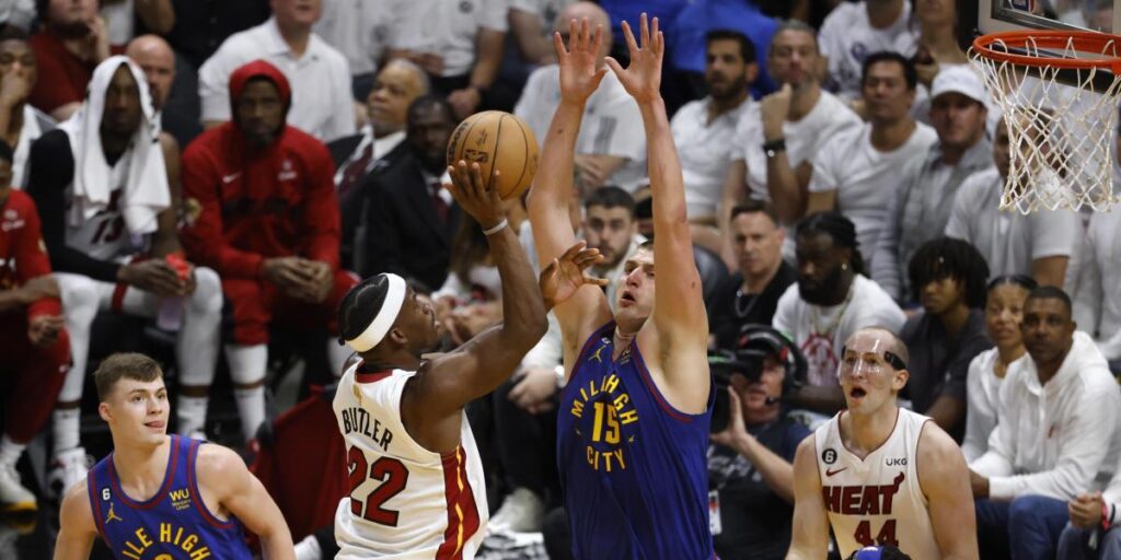 Los Nuggets de unos históricos Jokic y Murray son demasiado equipo para los Heat