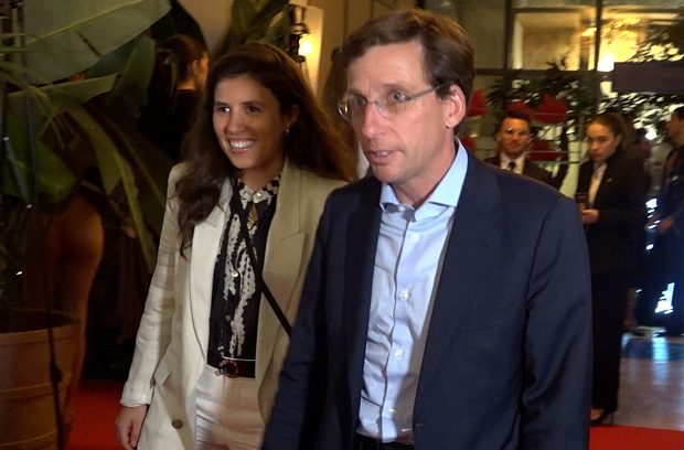 José Luis Martínez-Almeida y Teresa Urquijo en un photocall. / Gtres