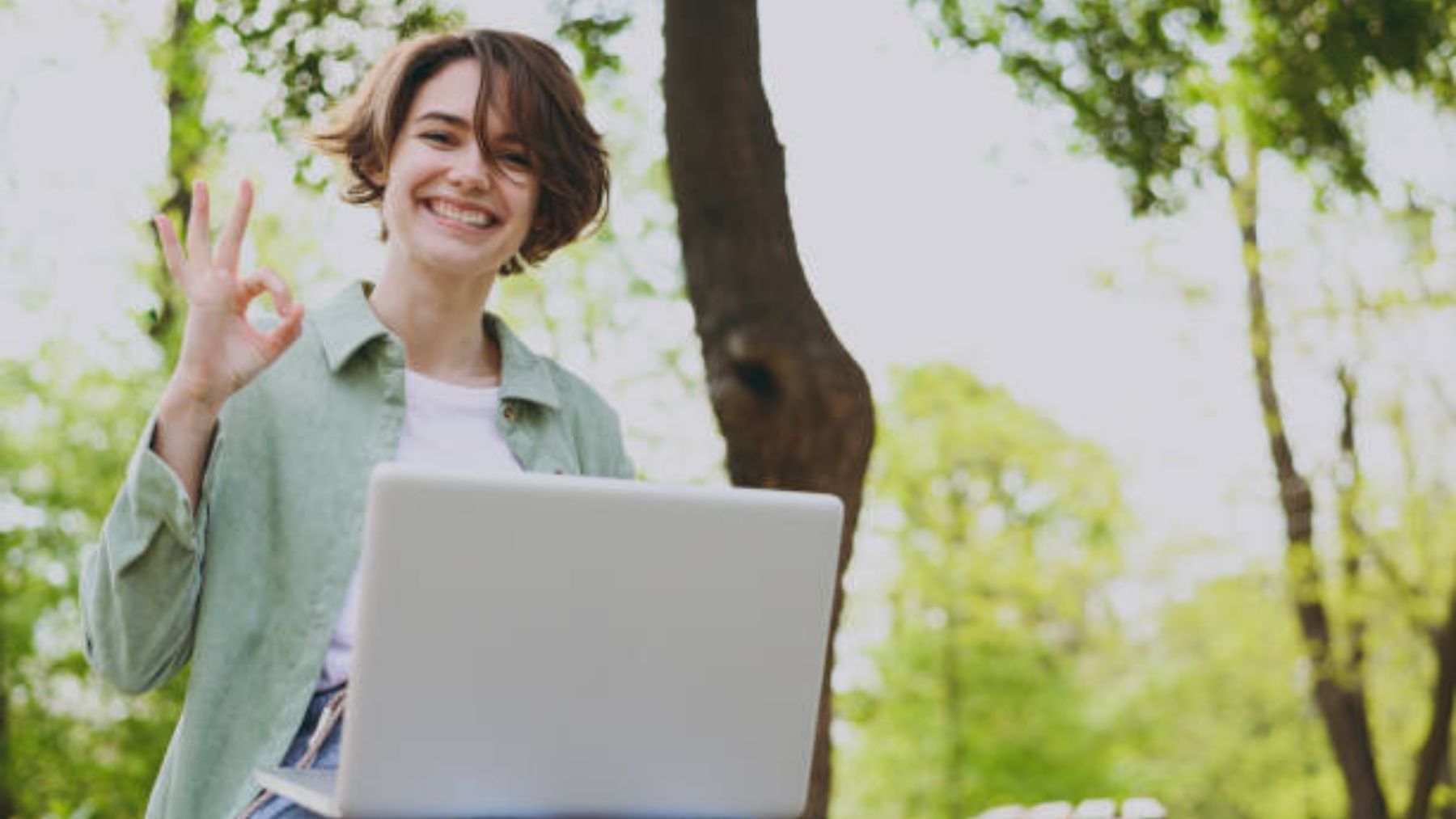 Los trucos que debes conocer para poder trabajar con el ordenador en exteriores este verano