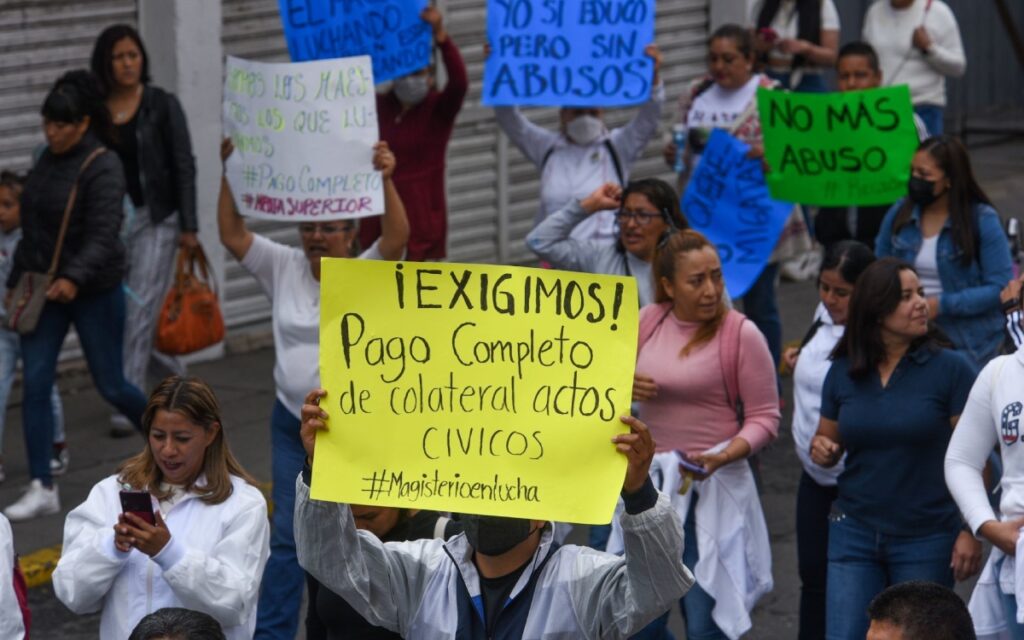 Maestros cierran autopistas y calles en Edomex y CDMX