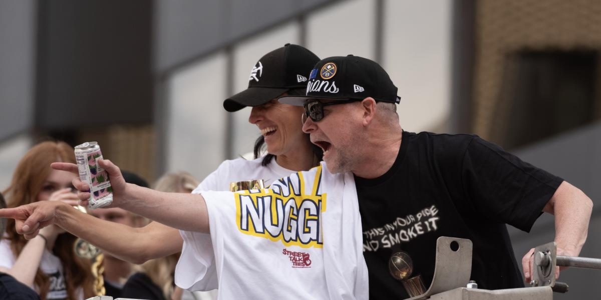 Michael Malone, totalmente desatado en las celebraciones por el anillo