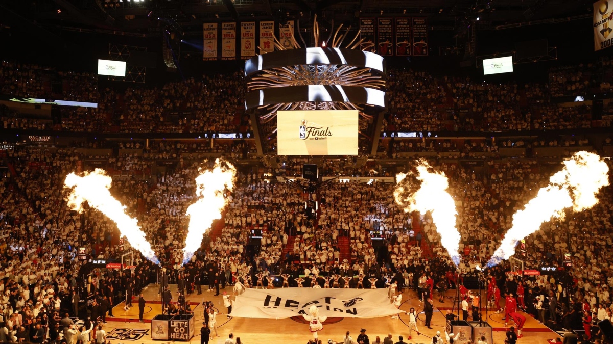 Mientras espera a Messi, Miami vibra con Neymar, Shakira, Magic y Wade a pie de cancha