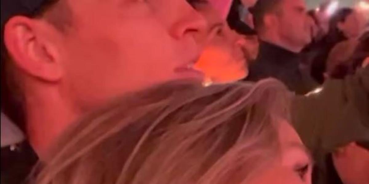 Mikky Kiemeney y Frenkie de Jong, muy acaramelados en el concierto de Coldplay