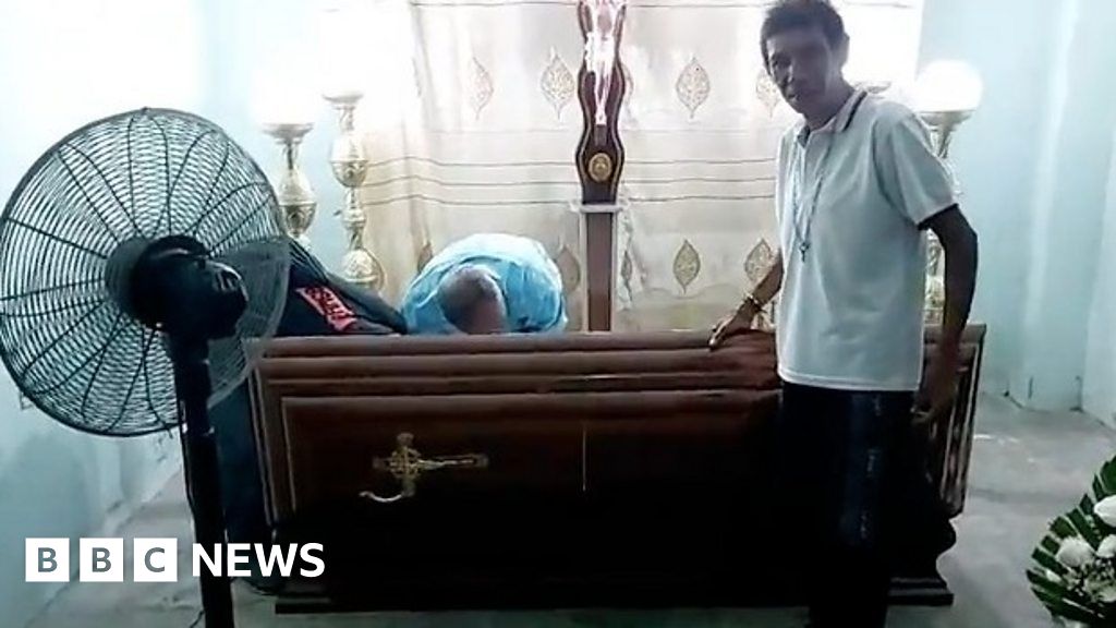 Momento en que mujer ecuatoriana encontrada con vida en ataúd es llevada al hospital