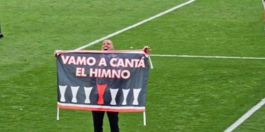 Monchi se ríe de sí mismo: “Vamo a cantá el himno”