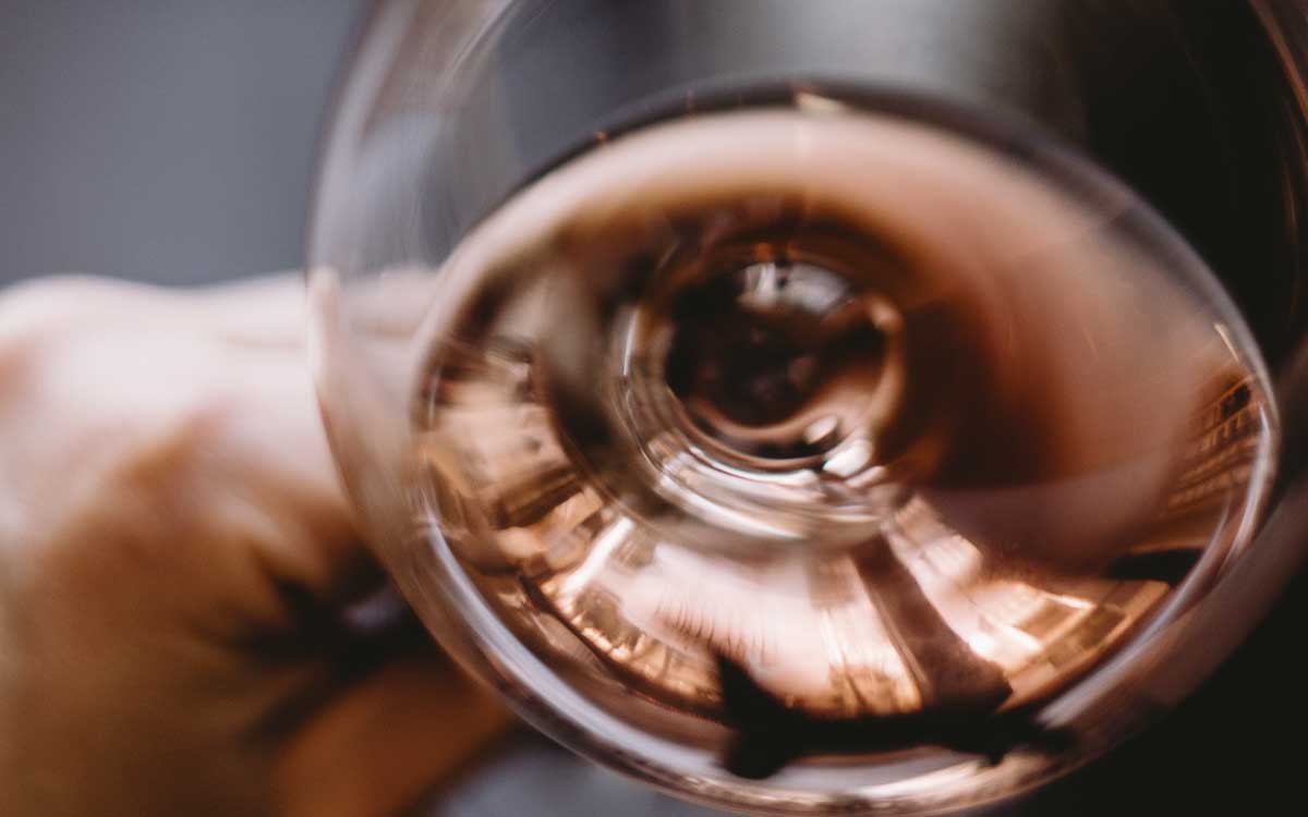 Mueren 18 personas en Rusia por intoxicación con sidra adulterada