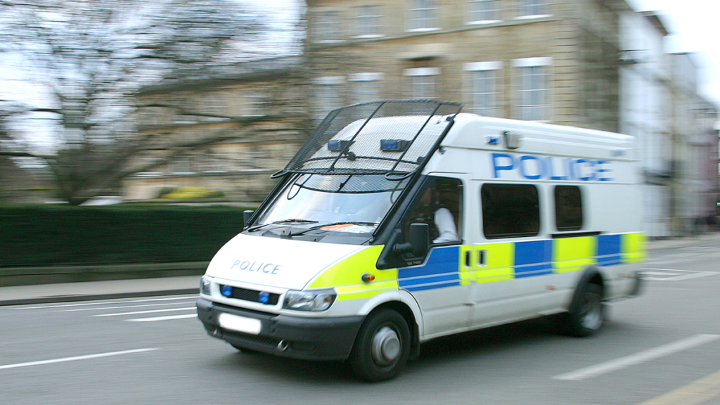 Mueren 3 personas y otras resultan heridas en incidentes relacionados en Inglaterra