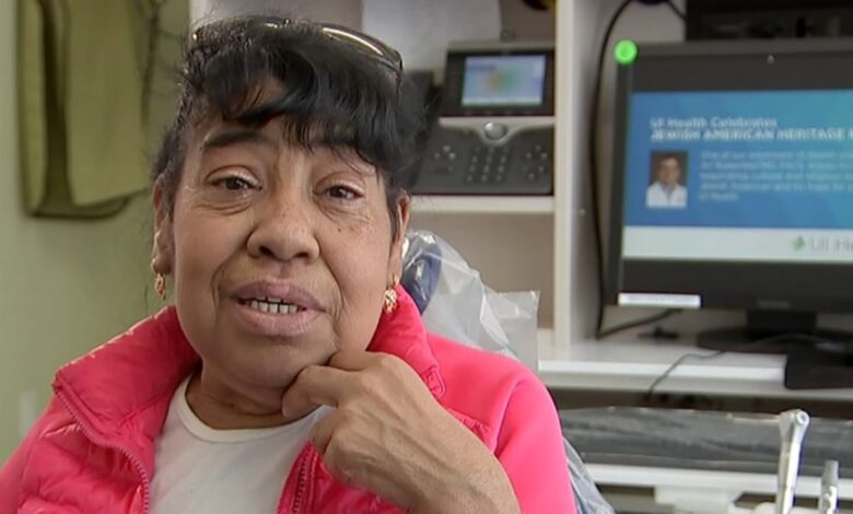 Mujer de Chicago vuelve a sonreír tras casi 10 años sin dientes