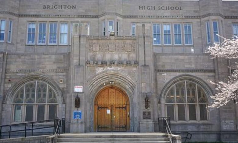 Mujer se matricula en escuelas de Boston con “falsas credenciales”